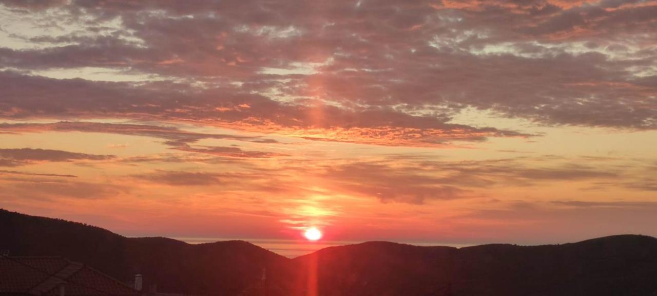 Rising Sun Guesthouse Mesochoria ภายนอก รูปภาพ